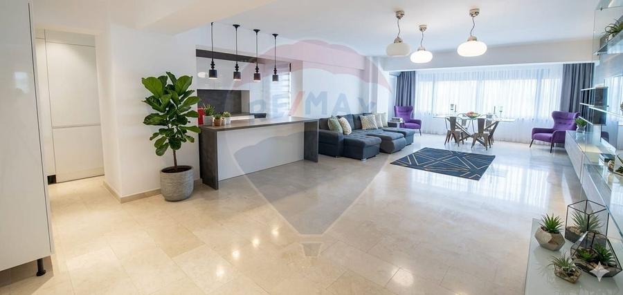 Apartament cu 4 camere decomandat în Băneasa