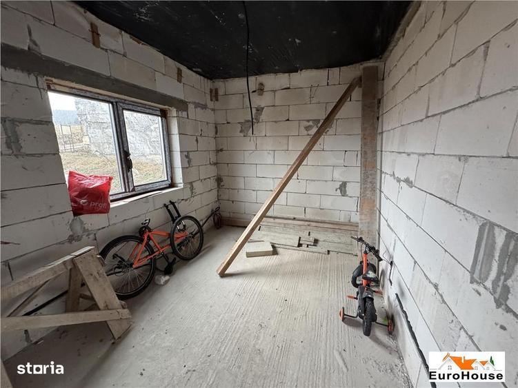 Casa la rosu de vanzare in Alba Iulia - 1