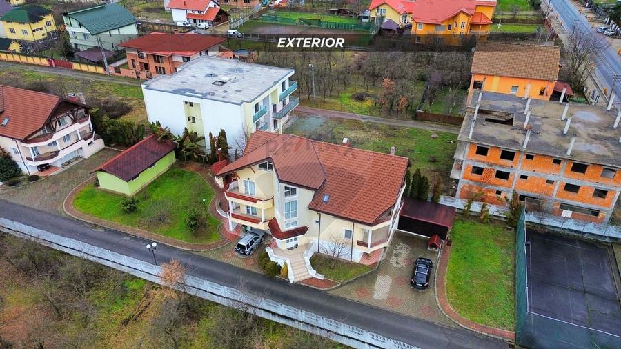 Casă / Vilă de lux cu 2 garaje, 10 camere de vânzare în BAIA MARE - 1