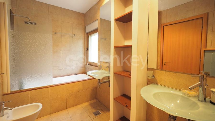 Vila nemobilata in complex cu piscina | 2 garaje - 17