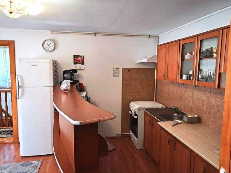 Apartament cu 3 camere semidecomandat, mobilat în Sub Arini
