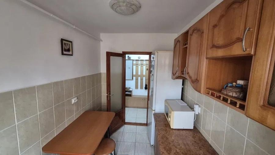 Apartament cu 3 camere, etaj 1/4, zona Baza 3 - 6