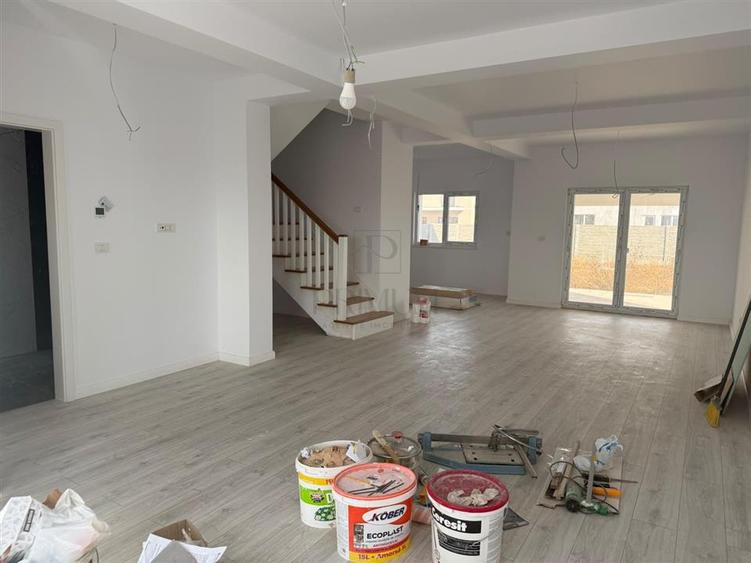Duplex cu 4 camere cu Canalizare în Moșnița Nouă