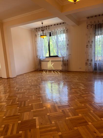Casă individuală cu 13 camere cu Canalizare în Voluntari