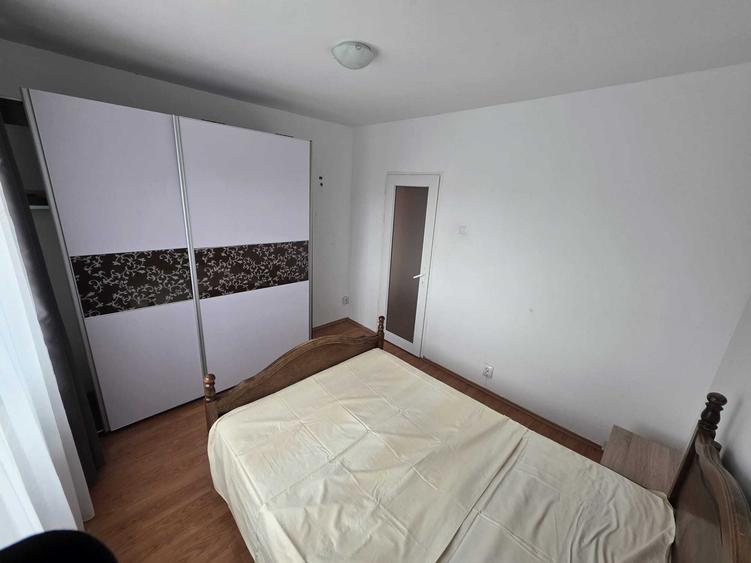 Apartament cu 3 camere decomandat în Astra
