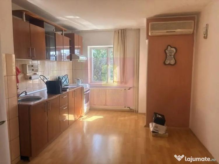 Apartament cu 3 camere decomandat în Drumul Sării