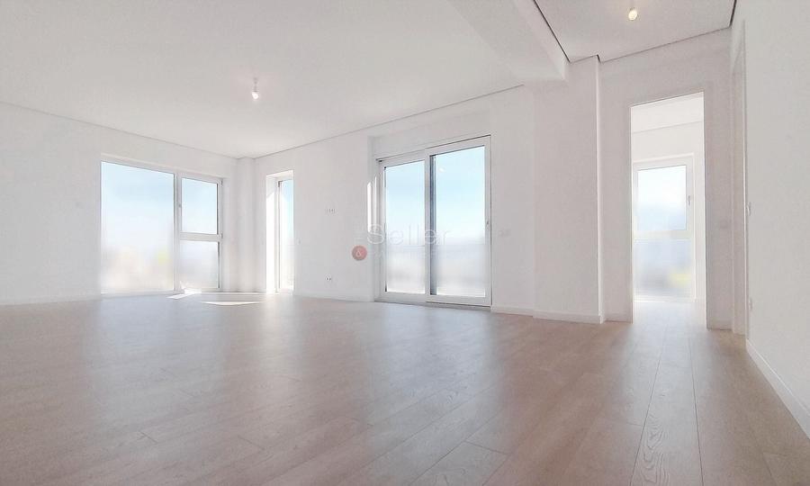 Apartament cu 4 camere decomandat în Astra