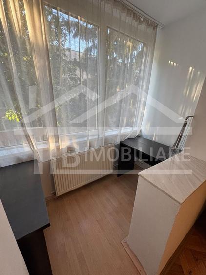 Apartament cu 3 camere semidecomandat în 7 Noiembrie