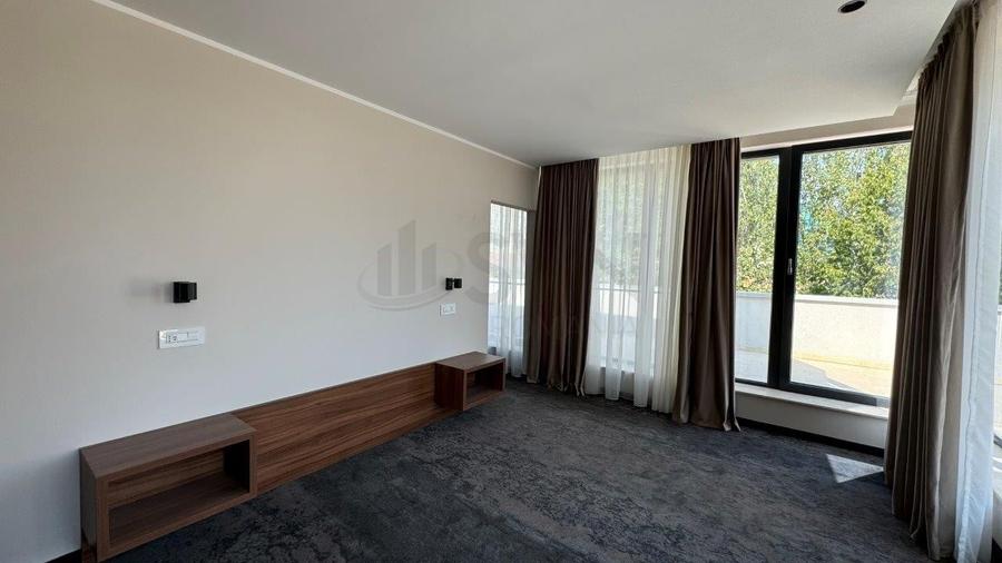 Hotel/Pensiune, de 2,930 mp, în P-ța Romană