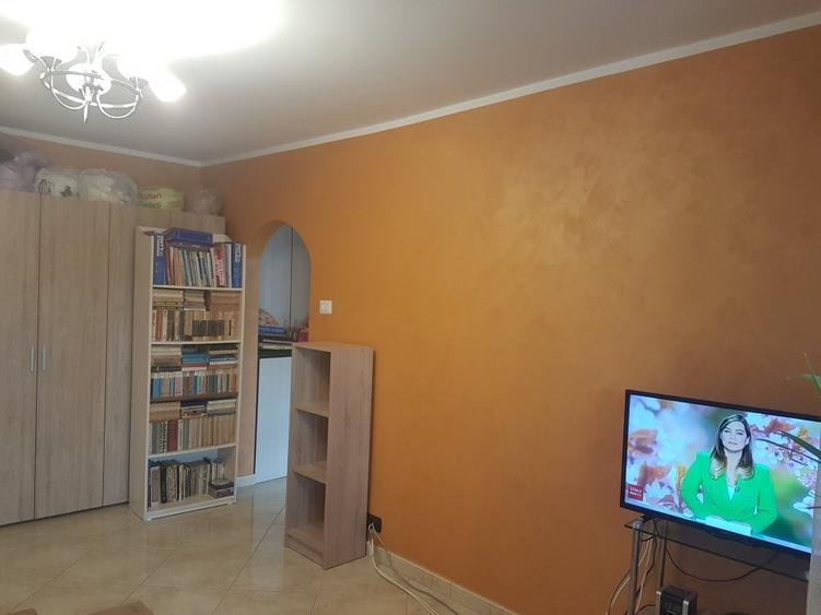 Apartament doua camere semidecomandat, etaj trei renovat bucatarie mare, mobilat - 3