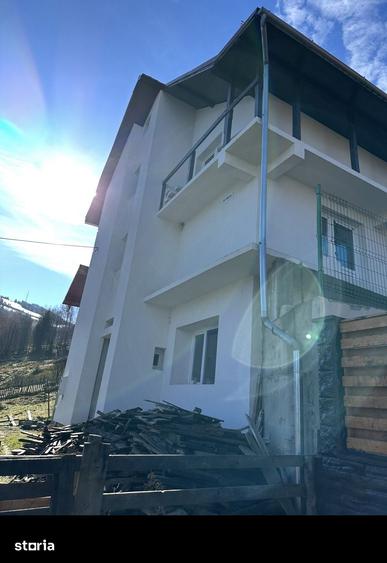Casă cu 7 camere cu Teren 323 Mp în Petros