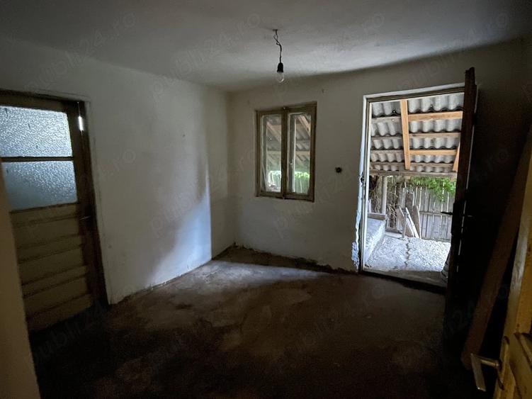 Casă cu 5 camere cu Teren 8000 Mp în Orlești
