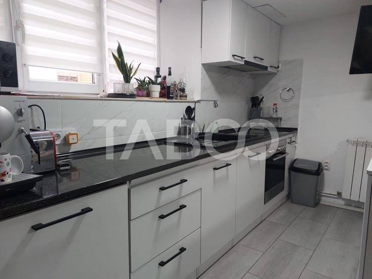 Apartament renovat complet 47 mp 3 camere str Tesatorilor Cisnadie - 2