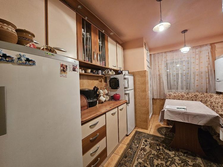 Apartament 4 camere,2 bai,2 balcoane,etaj 2 - 3