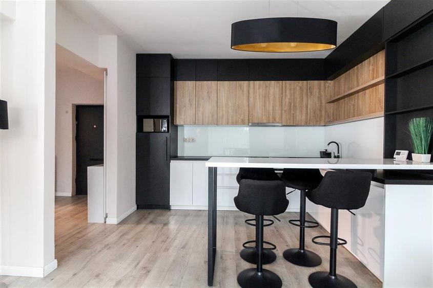 Apartament cu 2 camere semidecomandat, mobilat în Central
