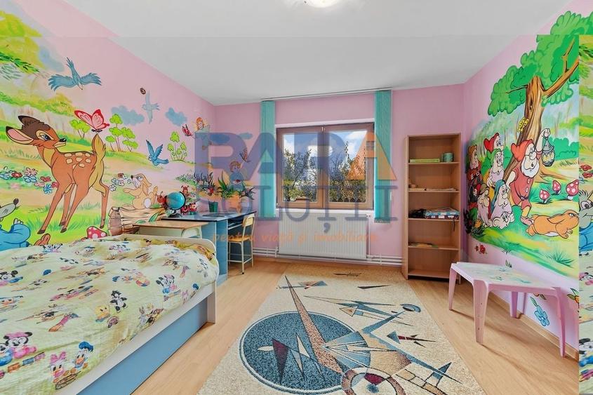 Vilă cu 6 dormitoare, 2 garaje, anexe multiple - 2076 mp teren - 5