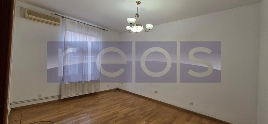 Casă individuală cu 5 camere cu Canalizare în Decebal