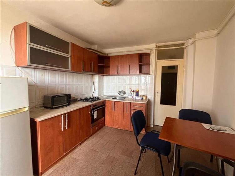 Apartament cu 3 camere semidecomandat, mobilat în Central