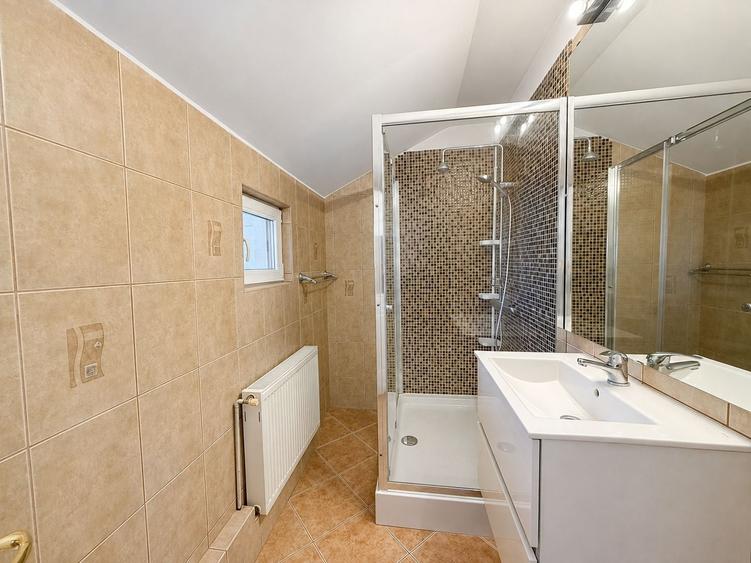 Casă individuală cu 4 camere cu Teren 234 Mp în Central