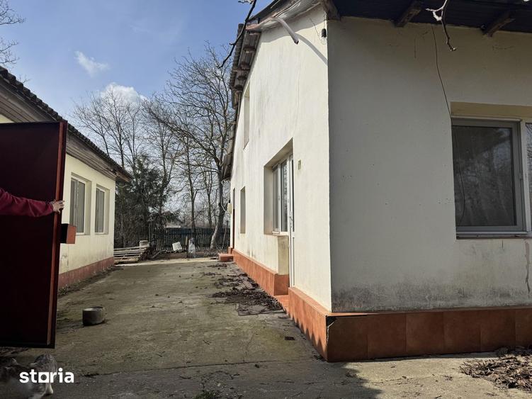 Casă cu 4 camere cu Teren 4000 Mp în Mereni
