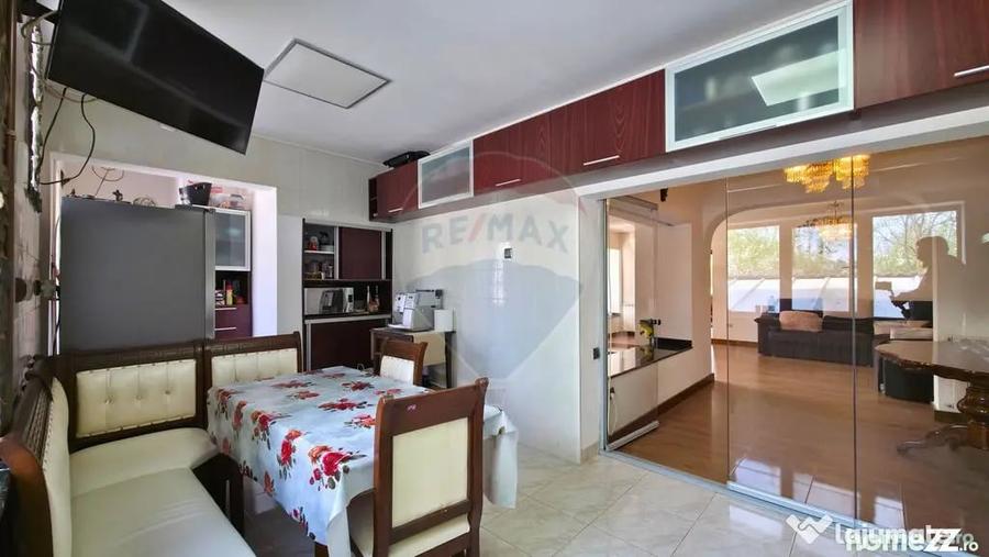 Casă cu 7 camere cu Teren 350 Mp în Lacul Morii