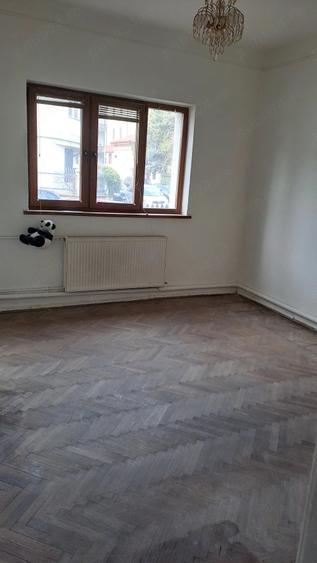 Apartament cu 3 camere semidecomandat în Tineretului