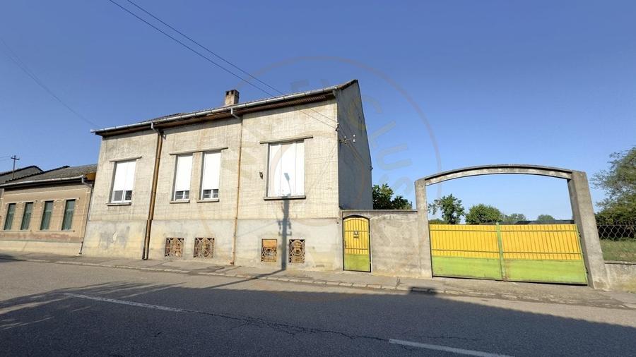 Casă individuală cu 4 camere cu Canalizare în Carei