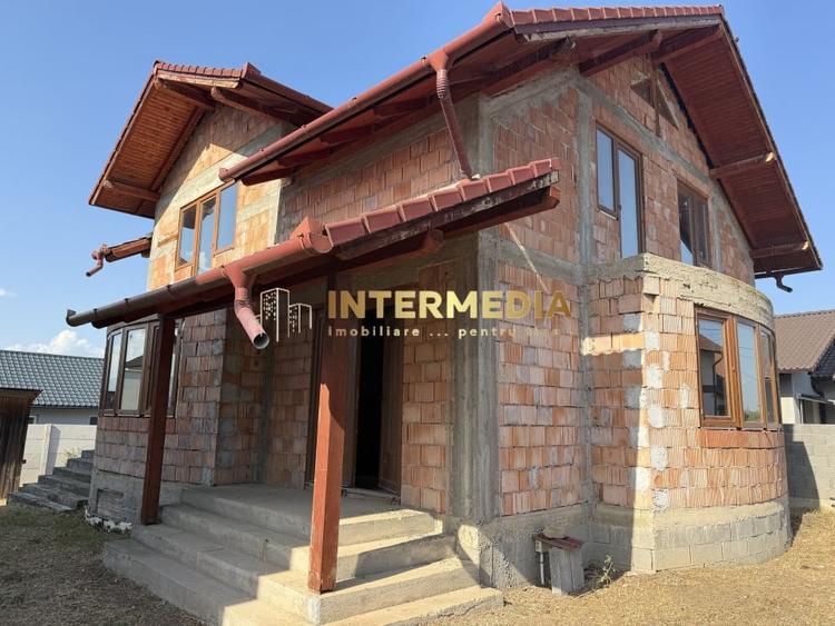 Casă individuală cu 4 camere cu Teren 388 Mp în Cetate