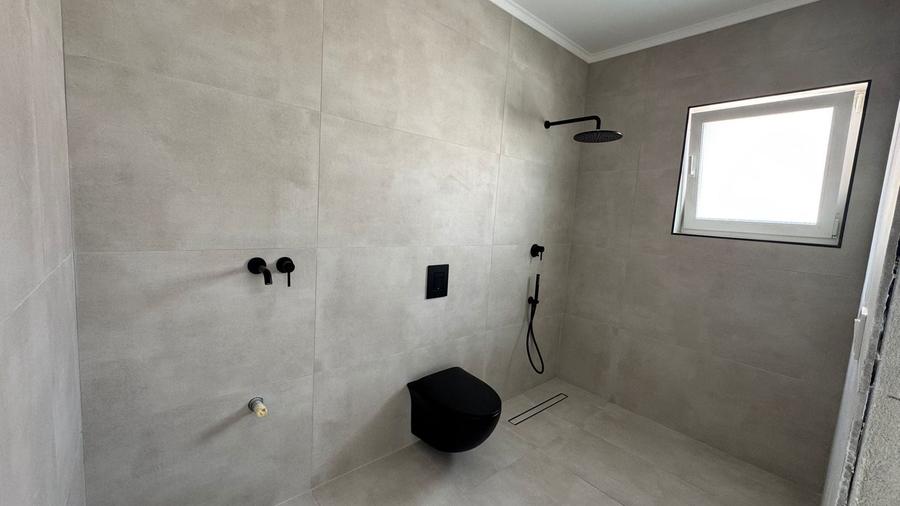 Casă individuală cu 4 camere cu Canalizare în Centura