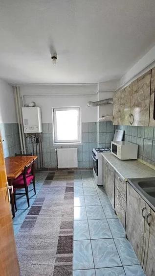 Apartament cu 3 camere decomandat, mobilat în Alexandru cel Bun