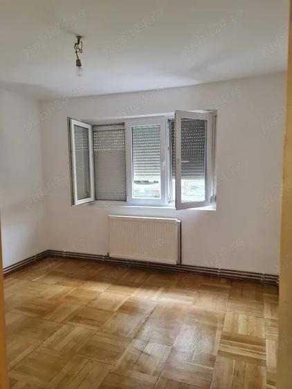 Apartament cu 3 camere semidecomandat în Boul Roșu
