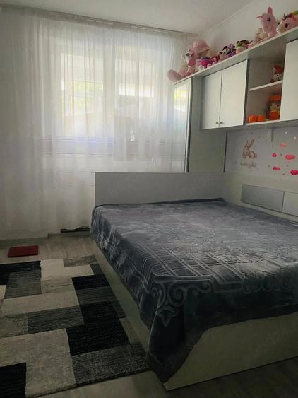 Apartament cu 3 camere decomandat în Exterior Vest