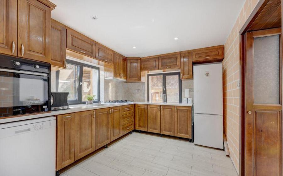 Casa de Maneciu Pamanteni, singur curte - 1