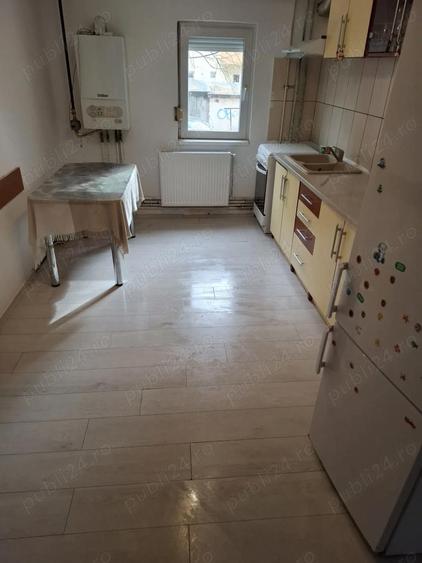 Proprietar, vand apartament cu 3 camere, confort 1 , decomandat la parter zona Dambovita - 5