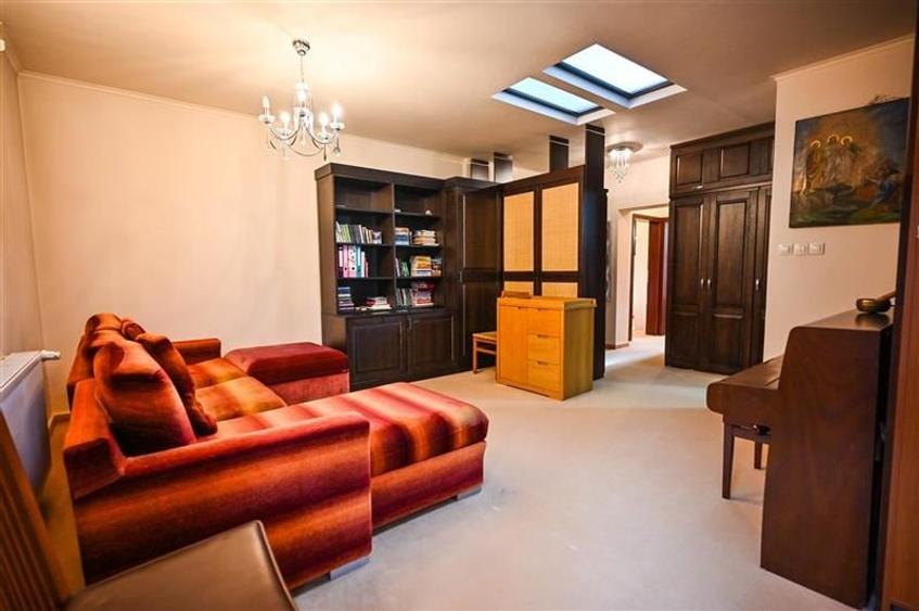 FILM! Rezidenta montana,decor apreciabil, pod mansardabil,garaj propriu,Central - 20