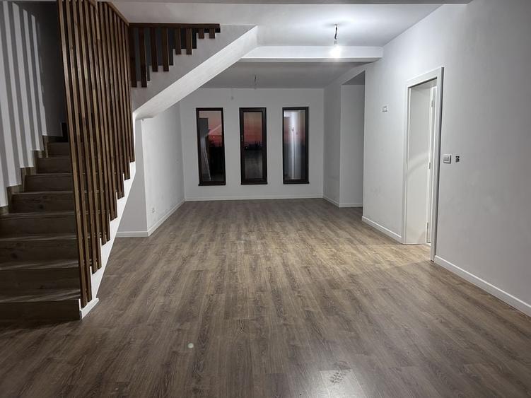Casă cu 4 camere în Vladimirescu