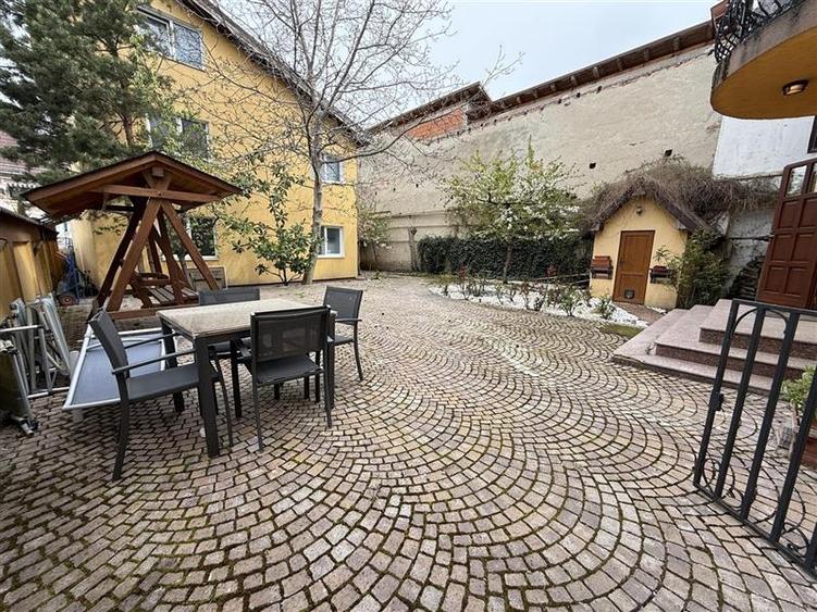 Casă individuală cu 8 camere cu Canalizare în Ultracentral