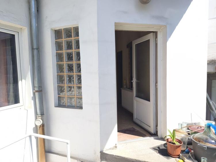 Cladire cu 2 apartamente, un spatiu comercial si anexe - Semicentral - 10