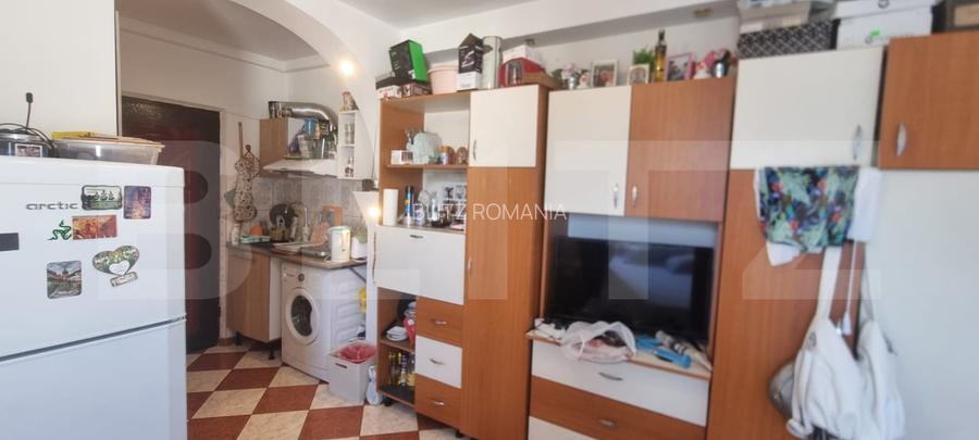 Garsoniera cu baie si geam mare  - scara foarte ingrijita