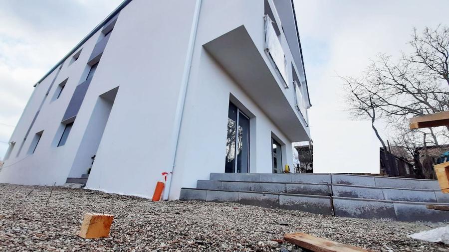 Casa noua de tip duplex, P+E+M, cu C.F., teren 700 mp, Dambul Rotund - 1