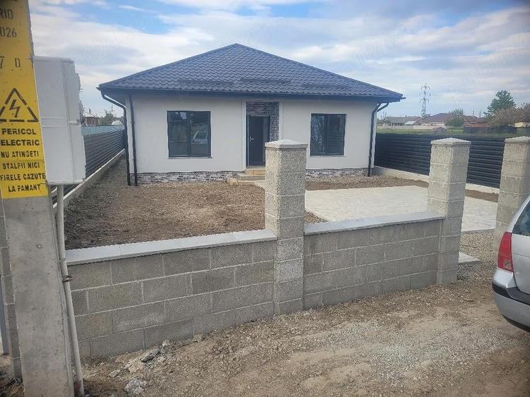 Casa de vanzare in com. Cordun jud. Neam?.Pentru mai multe detalii suna?i la nr. - 1