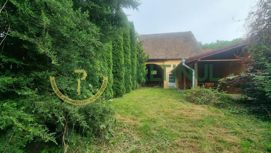 Casă de v&acirc;nzare &icirc;n Cisnădioara, curte mare și vedere spre munte - 1