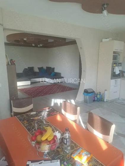 Vand casa cu etaj ?i curte de 1500 metri