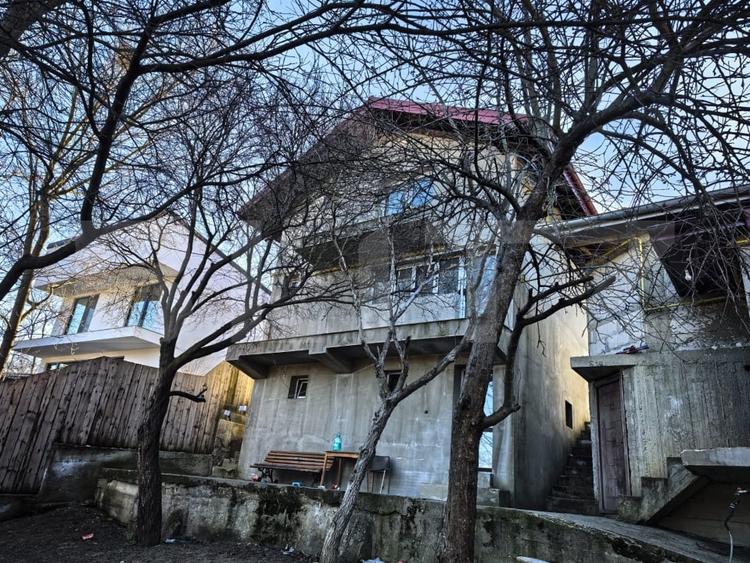 Casa la rosu 4 camere, 169mp, piata Pacurari - 2