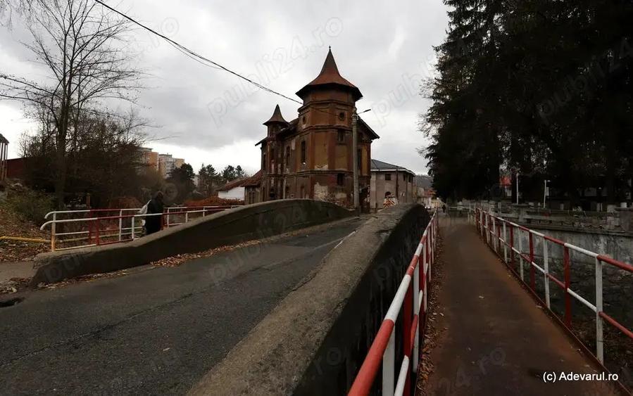 Vand in municipiul Petro?ani zona supercentrala, o casa emblematica + teren aferent. - 7
