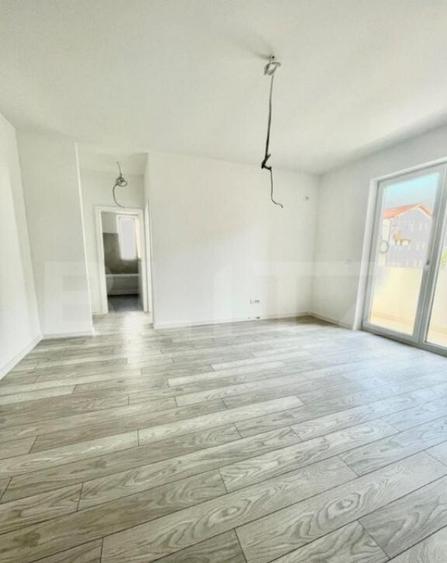 SUPER PRET!Apartament cu 3 camere + balcon, 1 loc de parcare - 4