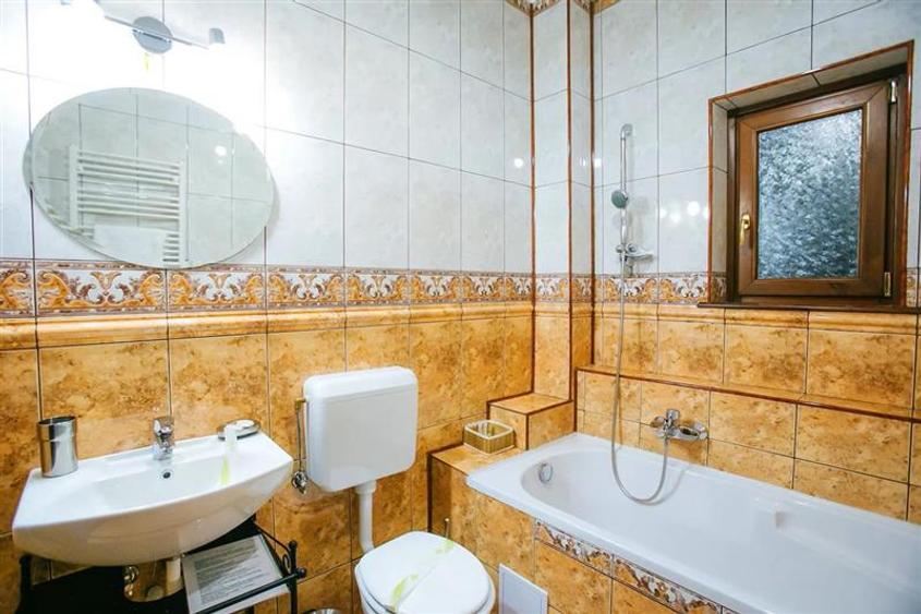 Casă cu 8 camere cu Teren 1200 Mp în Moroieni