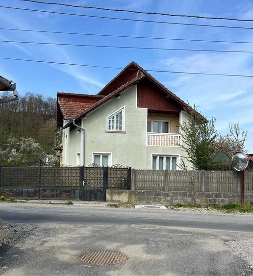 Casă cu 4 camere cu Teren 2329 Mp în Sânpetru