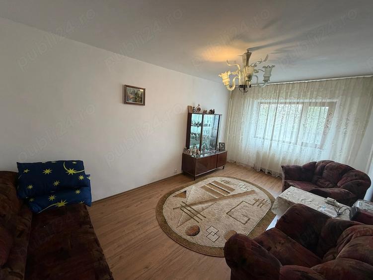 Apartament cu 3 camere decomandat în Exterior Vest