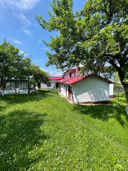 Casă cu 6 camere cu Teren 2000 Mp în Central